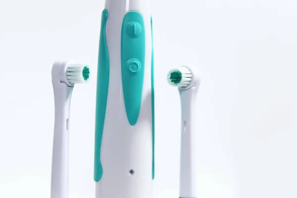 Електричні зубні щітки на білому тлі — стокове фото