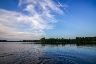 Letonya, Latgale, Doğu Avrupa 'da göl manzarası. Yaz doğası