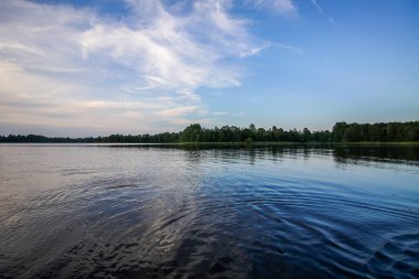 Letonya, Latgale, Doğu Avrupa 'da göl manzarası. Yaz doğası