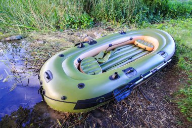 Kırsal gölün yanındaki şişme tekne..