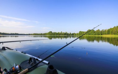 Akşam gölünün arka planında makarayla dönüyor..