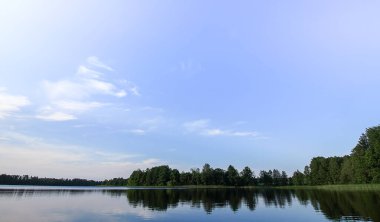 Letonya, Latgale, Doğu Avrupa 'da göl manzarası. Yaz doğası