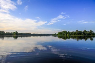 Letonya, Latgale, Doğu Avrupa 'da göl manzarası. Yaz doğası