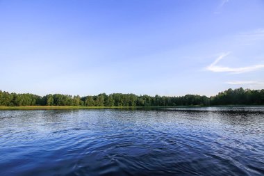 Letonya, Latgale, Doğu Avrupa 'da göl manzarası. Yaz doğası