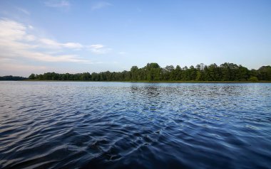 Letonya, Latgale, Doğu Avrupa 'da göl manzarası. Yaz doğası