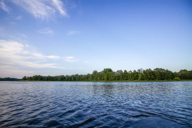 Letonya, Latgale, Doğu Avrupa 'da göl manzarası. Yaz doğası