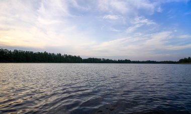 Letonya, Latgale, Doğu Avrupa 'da göl manzarası. Yaz doğası