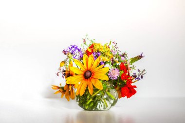 Vazodaki parlak yaz çiçeklerinden güzel bir buket.