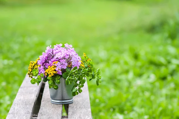 Schöner Strauß Von Wildblumen Auf Holzbank Sommer Natur Hintergrund Der — Stockfoto