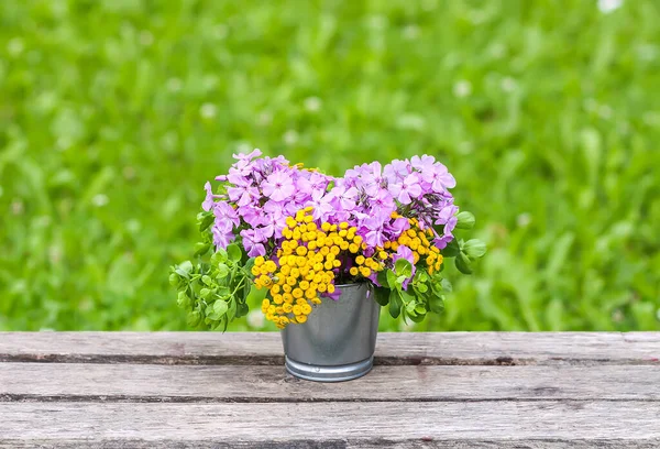 Schöner Strauß Von Wildblumen Auf Holzbank Sommer Natur Hintergrund Der — Stockfoto