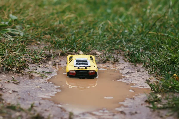 Coche Juguete Plástico Charco Sucio Agua Después Lluvia —  Fotos de Stock