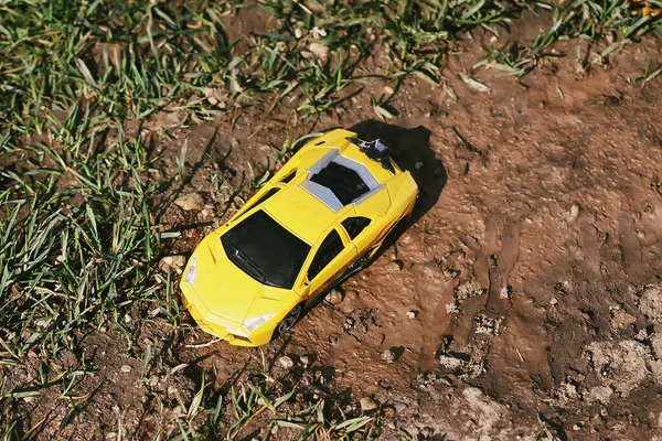 Carro Brinquedo Plástico Uma Poça Suja Água Após Chuva — Fotografia de Stock