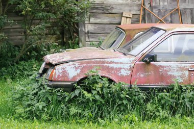 Eski Sovyet kırsal kesiminde terk edilmiş bir araba.