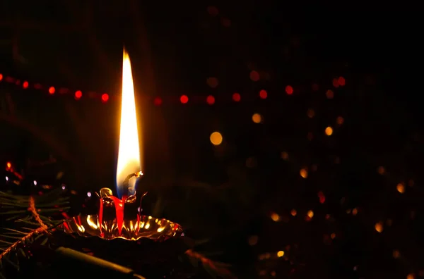 旧式烛台上的红色蜡烛 点着新年装饰 在黑暗中燃烧 — 图库照片