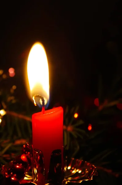 Vela Roja Ardiendo Oscuridad Con Decoración Año Nuevo — Foto de Stock