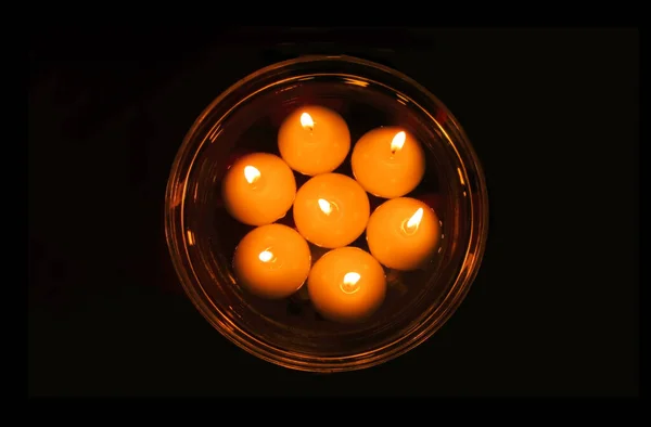 Маленькие Круглые Декоративные Свечи Плавающие Воде Прозрачной Чашке Темном Фоне — стоковое фото
