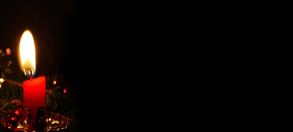 Красная Свеча Горит Темноте Новогодним Декором Длинный Баннер Копировальным Пространством — стоковое фото