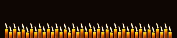 蜡制的蜡烛在黑色背景上燃烧 带有复制空间的长横幅 — 图库照片