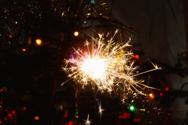 Bengali ateşi. Havai fişek gösterisi havai fişeği patladı. Şenlikli yeni yıl arkaplanı