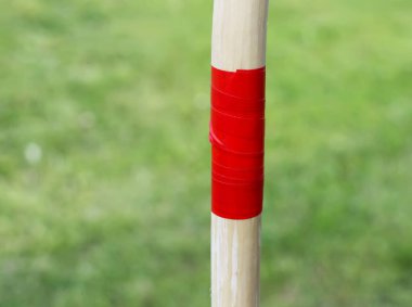 Yeşil çayır üzerindeki boru manzarası