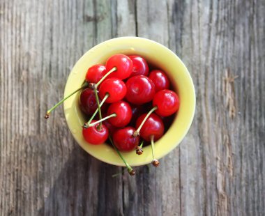 Açık havada seramik bir kapta olgun kırmızı kirazlar