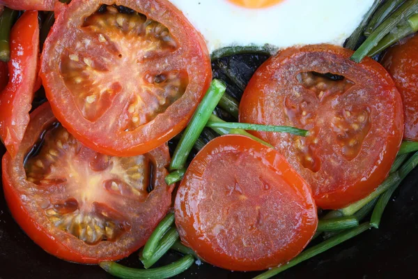 Tomates Huevo Ajo Verde Una Sartén — Foto de Stock