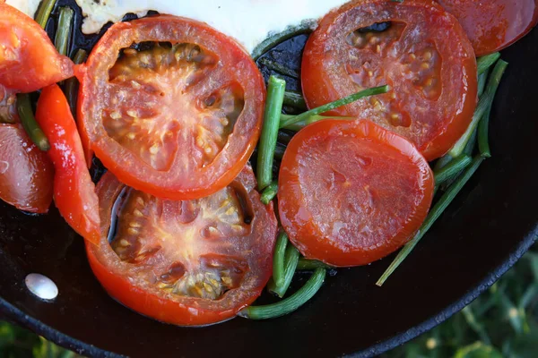 Tomaten Und Grüner Knoblauch Einer Pfanne — Stockfoto