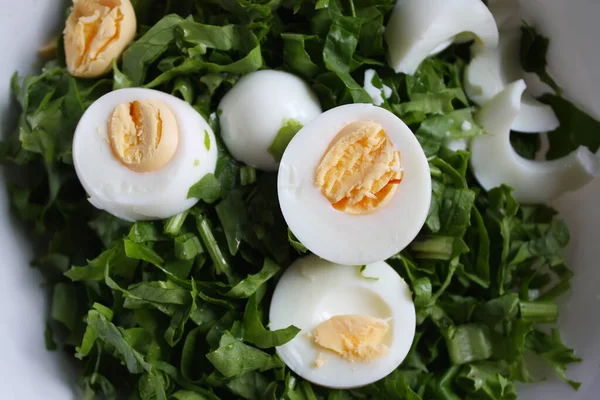 Yumurta ve ıspanak salatası. Taze sağlıklı yiyecekler.. 