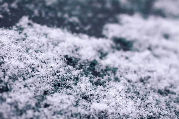 ガラス面の雪の中の雪片 — ストック写真