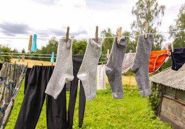 Dışarıdaki ipte asılı renkli çamaşırlar. Havayı kurutan giysiler.