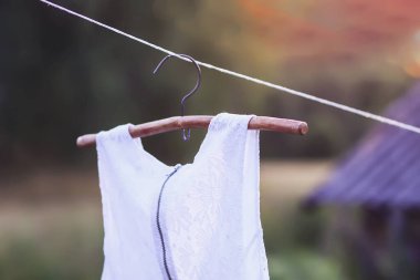 Yaz günü açık havada asılı keten elbise.