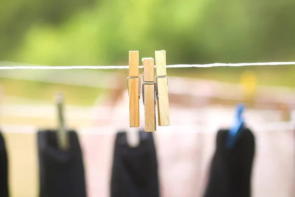 Kleurrijke Die Buiten Aan Het Touw Hangt Het Proces Van — Stockfoto