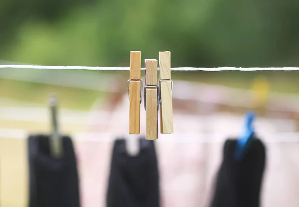 Kleurrijke Die Buiten Aan Het Touw Hangt Het Proces Van — Stockfoto