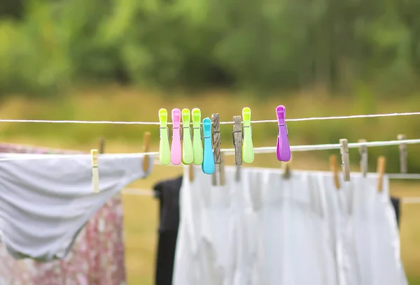 カラフルな洗濯ロープを屋外にぶら下がっている 空気乾燥服のプロセス — ストック写真