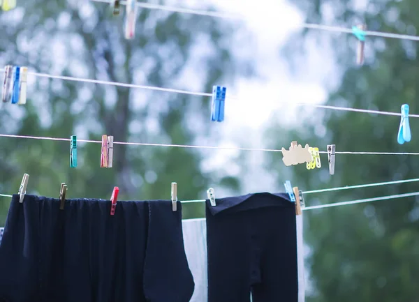 Kleurrijke Die Buiten Aan Het Touw Hangt Het Proces Van — Stockfoto