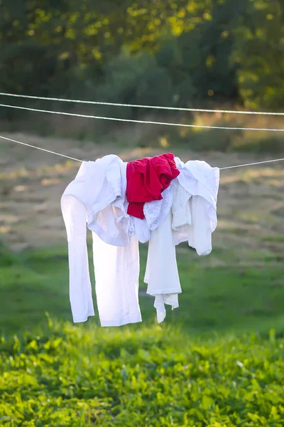 Vestidos Lino Colgando Una Percha Aire Libre Día Verano — Foto de Stock