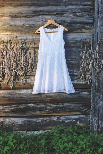 Leinenkleid Hängt Auf Einem Kleiderbügel Freien Auf Holz Rauen Wandhintergrund — Stockfoto