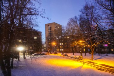 Riga şehir merkezindeki atmosferik alacakaranlık sokak sahnesi.
