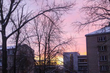Akşamları Riga 'nın büyüleyici eski kasaba manzarası.