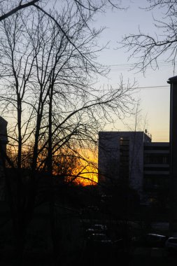 Akşamları Riga 'nın büyüleyici eski kasaba manzarası.