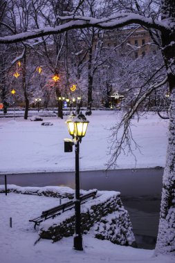Yaşlı Riga 'nın karlı kış manzarası. Sokak lambaları.