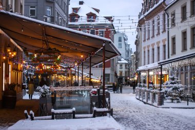 Yaşlı Riga 'nın kışın karlı kaldırım taşı sokakları.