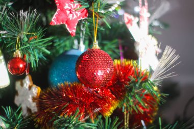 Çağdaş ev dekore edilmiş Noel ağacı.