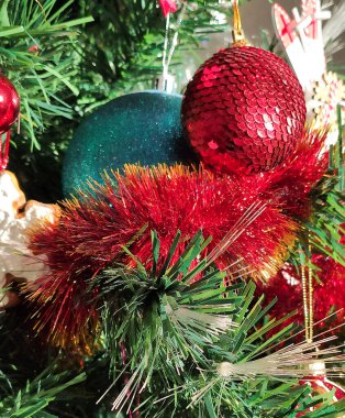 Noel ağacı şenlik detaylarıyla dolu rahat bir ev..