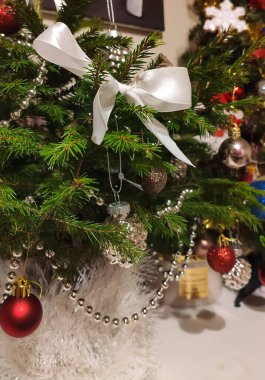 Noel ağacı süslemeleri sıcak bir festival ortamı yaratıyor..