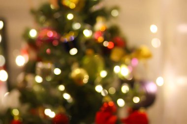 Yılbaşı için ev penceresi dekore eden sicim ışıklarının sihirli parıltısı.