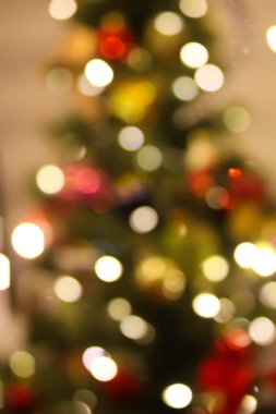 Yılbaşı için ev penceresi dekore eden sicim ışıklarının sihirli parıltısı.