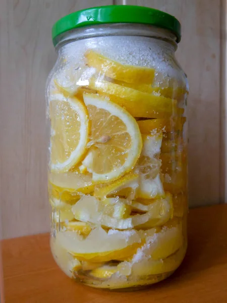 Scheiben Gelber Reifer Zitrone Mit Zucker Bedeckt Einem Glas Mit — Stockfoto