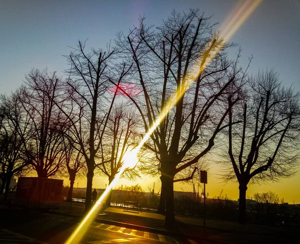 Amanecer Ciudad Primavera Una Viga Manchada Cielo Amarillo Azul — Foto de Stock