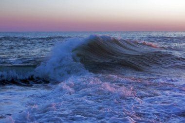 bir fırtına sonra denizde akşam sörf